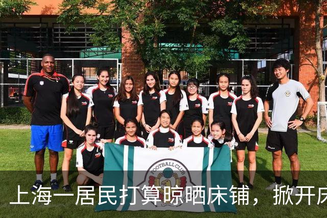 上海一居民打算晾晒床铺，掀开床垫发现一条蛇盘在床缝里；当事人后怕不已：今天不打开，还不知道要跟它同床多久